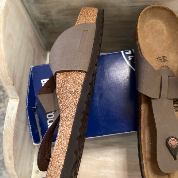 ntroducing the Birkenstock Medina slip-on sandals in mocha color. - Picture 2 of 6
